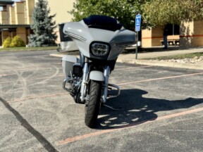 2024 Harley-Davidson<sup>®</sup> Street Glide® Billiard Gray thumb 3