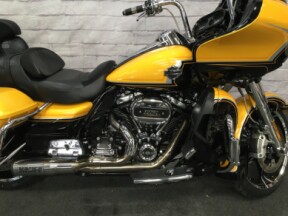2022 Harley-Davidson<sup>®</sup> CVO™ Road Glide<sup>®</sup> Limited Hightail Yellow Pearl FLTRKSE thumb 3