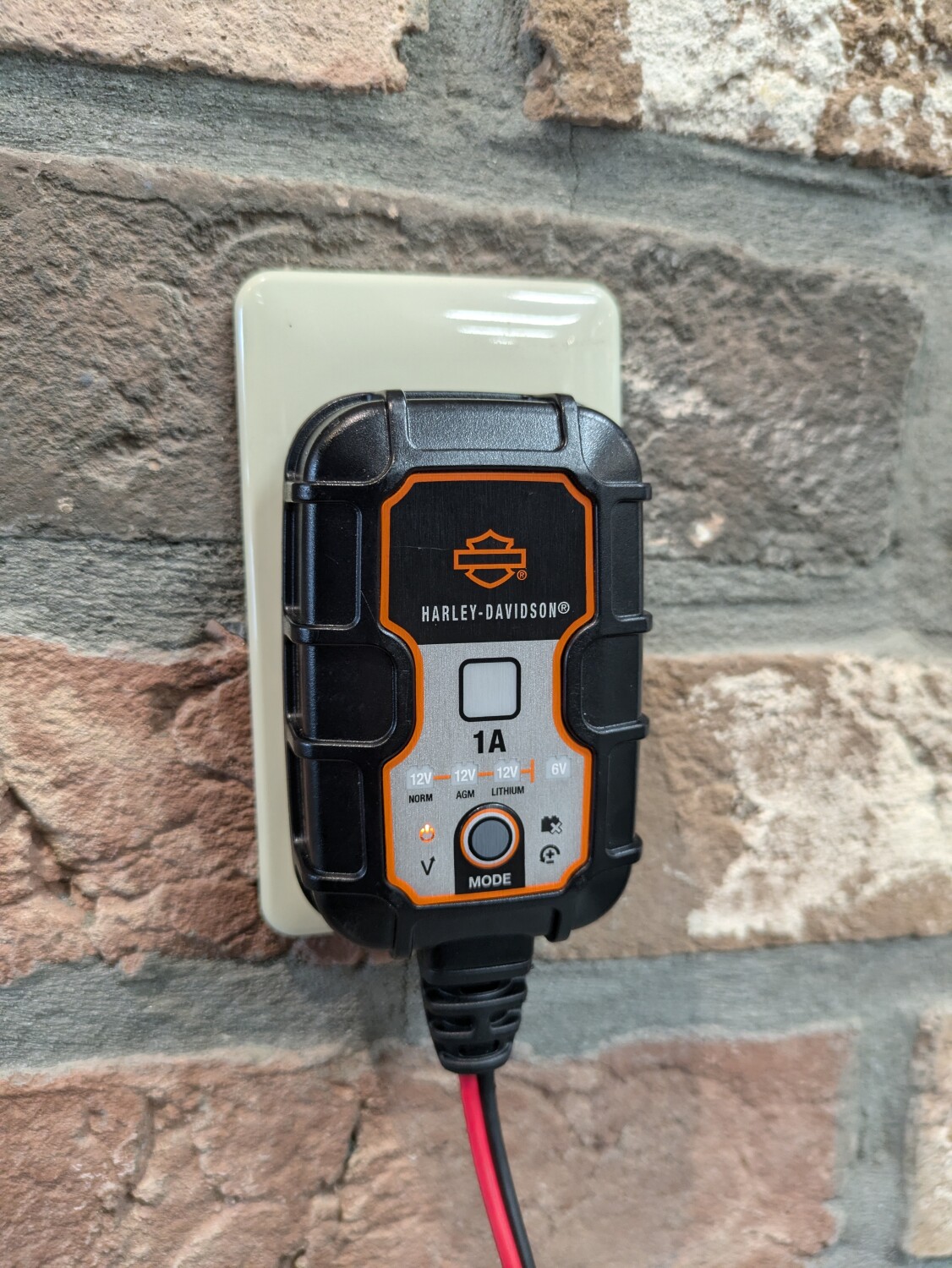 冬の必須アイテム バッテリーチャージャー⚡ | Harley-Davidson® 豊橋