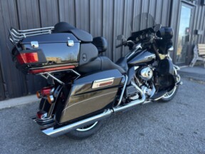 2011 Harley-Davidson<sup>®</sup> Electra Glide<sup>®</sup> Ultra Limited Vivid Black thumb 2