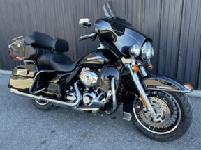 2011 Harley-Davidson<sup>®</sup> Electra Glide<sup>®</sup> Ultra Limited Vivid Black thumb 3