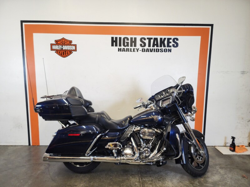 2018 Harley-Davidson<sup>®</sup> 115th Anniversary CVO<sup>™</sup> Limited Odyssey Blue FLHTKSE ANV