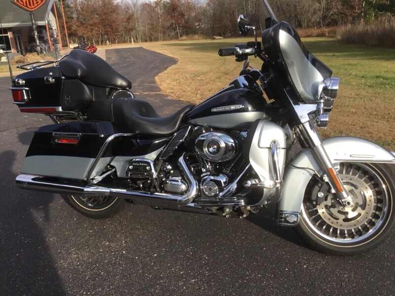 2012 Harley-Davidson® Electra Glide® Ultra Limited MIDNIT/BRIL SLV W/ PINSTRIP