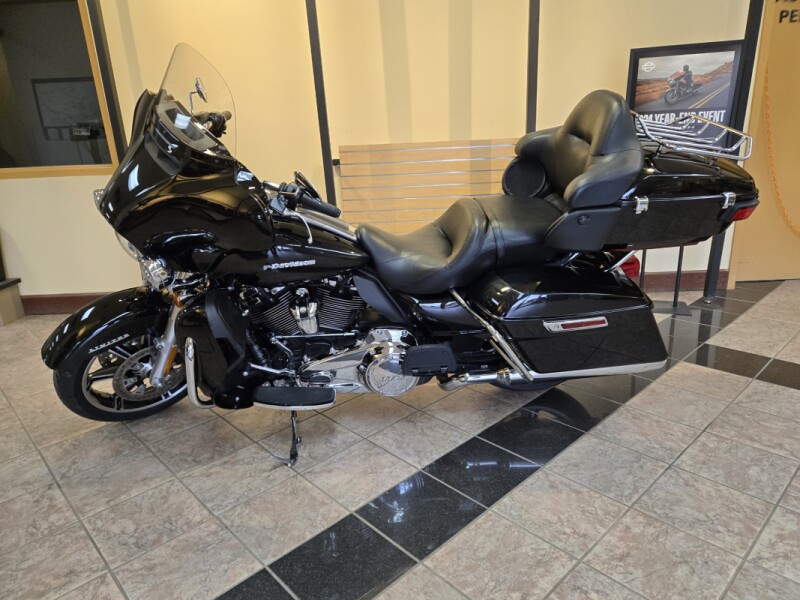 2022 Harley-Davidson<sup>®</sup> Ultra Limited Vivid Black