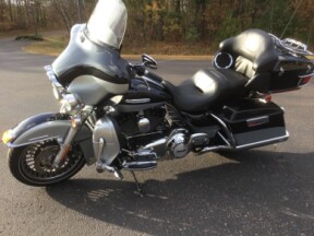 2012 Harley-Davidson® Electra Glide® Ultra Limited MIDNIT/BRIL SLV W/ PINSTRIP thumb 3