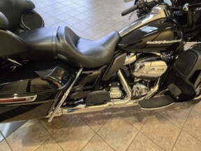 2022 Harley-Davidson<sup>®</sup> Ultra Limited Vivid Black thumb 3