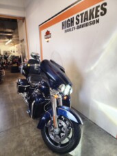 2018 Harley-Davidson<sup>®</sup> 115th Anniversary CVO<sup>™</sup> Limited Odyssey Blue FLHTKSE ANV thumb 2