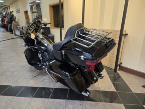 2022 Harley-Davidson<sup>®</sup> Ultra Limited Vivid Black thumb 2