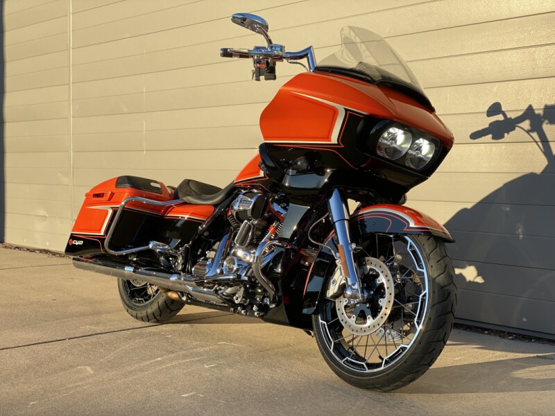 2022 Harley-Davidson<sup>®</sup> CVO™ Road Glide<sup>®</sup> Black/Orange