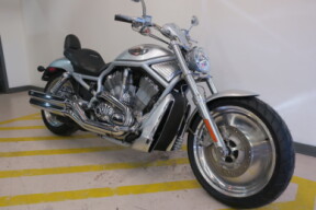 2003 Harley-Davidson<sup>®</sup> V-Rod® Two-Tone Sterling Silver and Vivid Black thumb 3