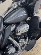 2022 Harley-Davidson<sup>®</sup> Road Glide<sup>®</sup> Limited Gauntlet Gray Metallic/Vivid Black thumb 1