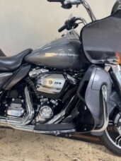 2022 Harley-Davidson<sup>®</sup> Road Glide<sup>®</sup> Limited Gauntlet Gray Metallic/Vivid Black thumb 2
