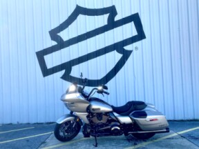 2023 Harley-Davidson® CVO™ Road Glide® Dark Platinum w/Pinstripe thumb 2