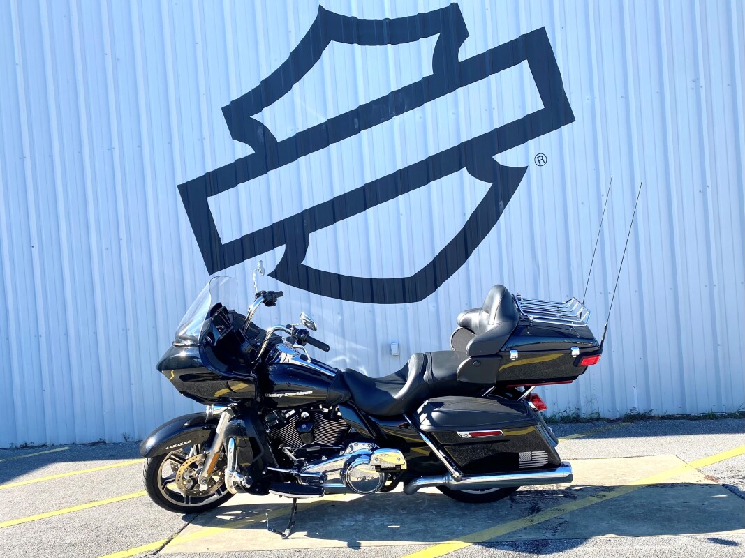 2021 Harley-Davidson Road Glide Limited Vivid Black - Black Finish - Photo 3