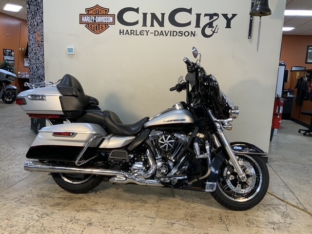 2015 Harley-Davidson<sup>®</sup> Ultra Limited Two-Tone Brilliant Silver Pearl/Vivid Black