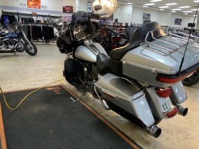 2015 Harley-Davidson<sup>®</sup> Ultra Limited Two-Tone Brilliant Silver Pearl/Vivid Black thumb 0