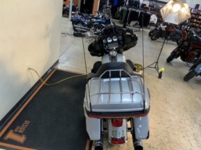 2015 Harley-Davidson<sup>®</sup> Ultra Limited Two-Tone Brilliant Silver Pearl/Vivid Black thumb 1