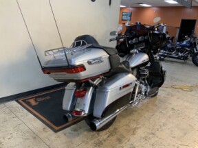2015 Harley-Davidson<sup>®</sup> Ultra Limited Two-Tone Brilliant Silver Pearl/Vivid Black thumb 2