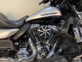 2015 Harley-Davidson<sup>®</sup> Ultra Limited Two-Tone Brilliant Silver Pearl/Vivid Black thumb 3