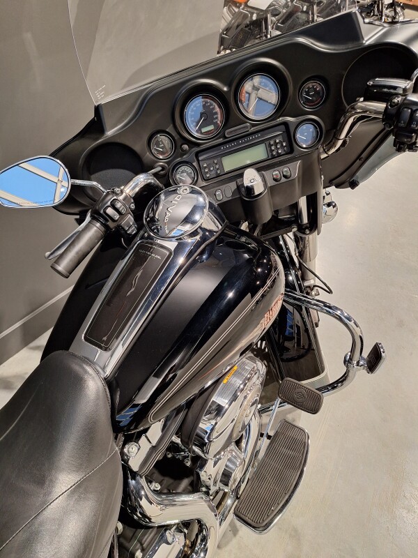 2011 Harley-Davidson Electra Glide Classic Vivid Black - Photo 6
