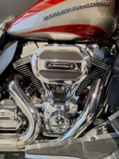 2016 Harley-Davidson® CVO™ Road Glide® Ultra Ruby Red/Palladium Sil thumb 2