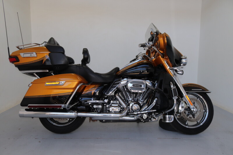 2015 Harley-Davidson<sup>®</sup> Ultra Limited Two-Tone Amber Whiskey/Vivid Black