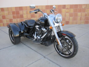 2022 Harley-Davidson® Freewheeler® Vivid Black thumb 3