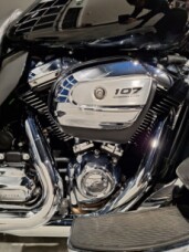 2018 Harley-Davidson<sup>®</sup> Ultra Limited Vivid Black thumb 2