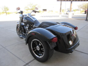 2022 Harley-Davidson® Freewheeler® Vivid Black thumb 2