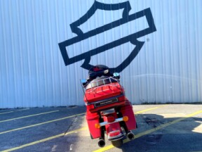 2010 Harley-Davidson® Electra Glide® Ultra Limited Scarlet Red/Vivid Black thumb 3