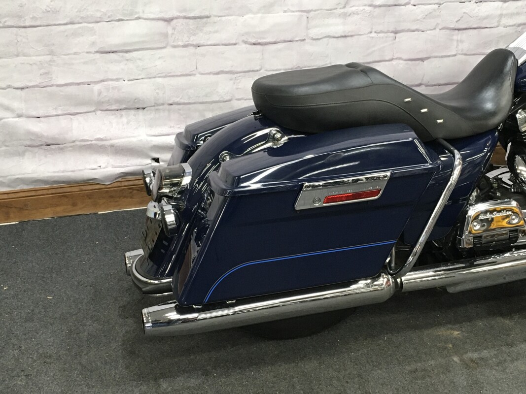 2011 Harley-Davidson Road King Blue Peace Officer FLHR SHRINE - Photo 2