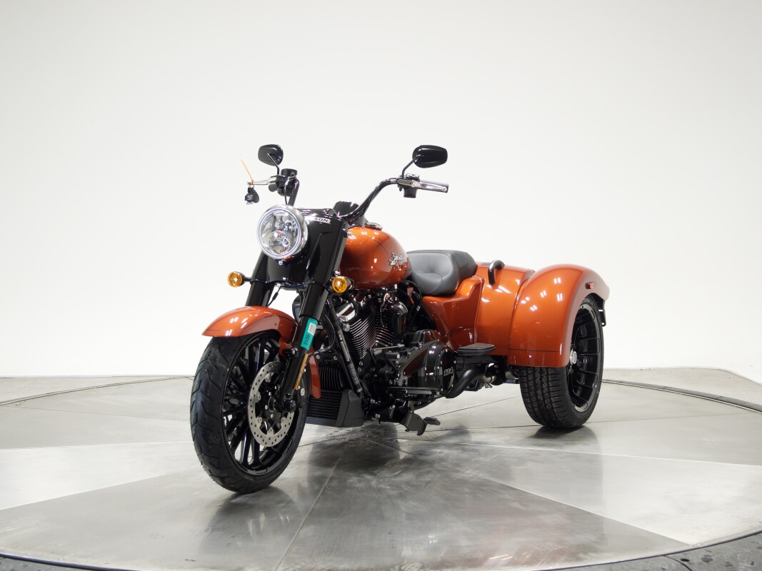 2025 Harley-Davidson FLRT Freewheeler in Whiskey Fire - Photo 10
