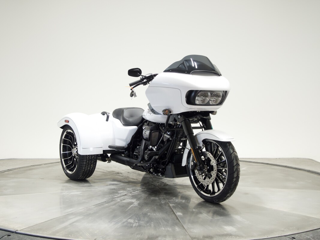 2025 Harley-Davidson FLTRT Road Glide 3 in White Onyx Pearl - Photo 4