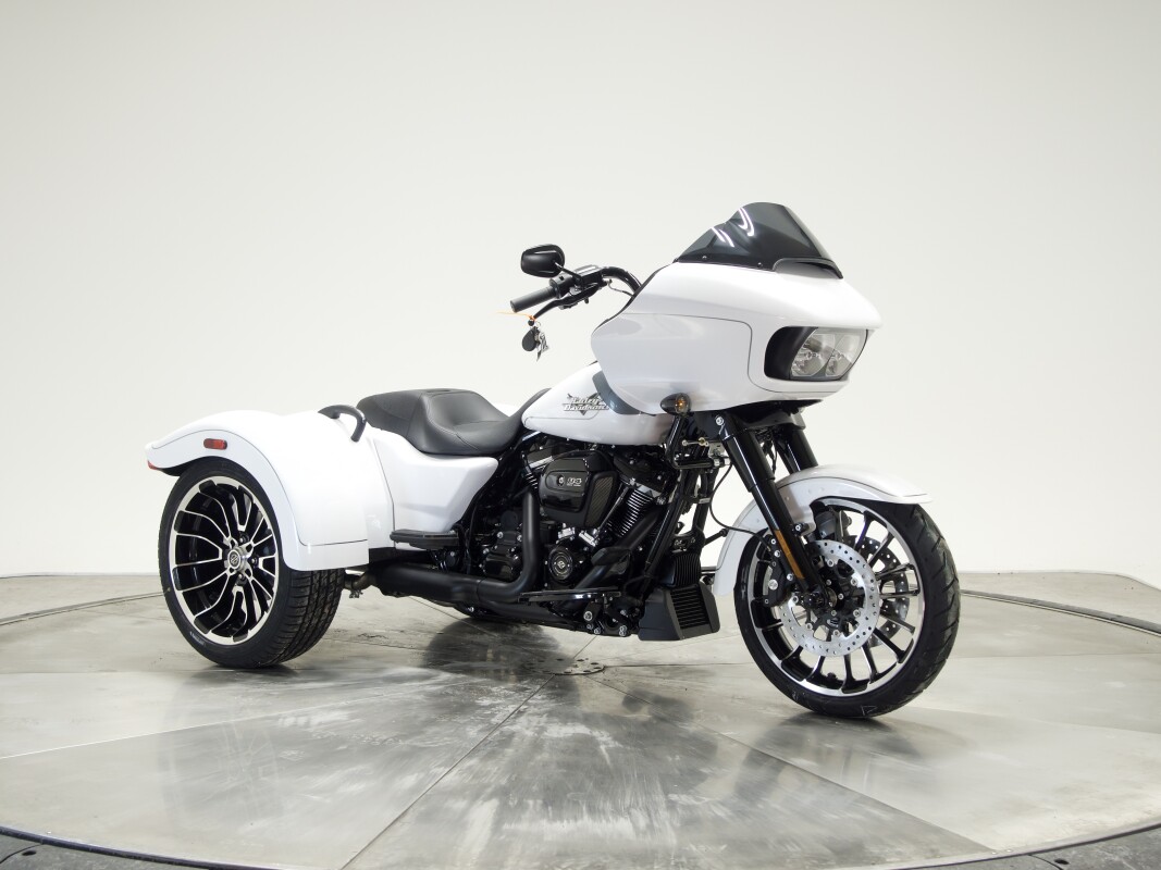 2025 Harley-Davidson FLTRT Road Glide 3 in White Onyx Pearl - Photo 3