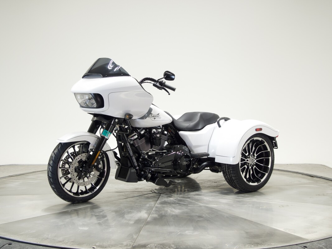 2025 Harley-Davidson FLTRT Road Glide 3 in White Onyx Pearl - Photo 9