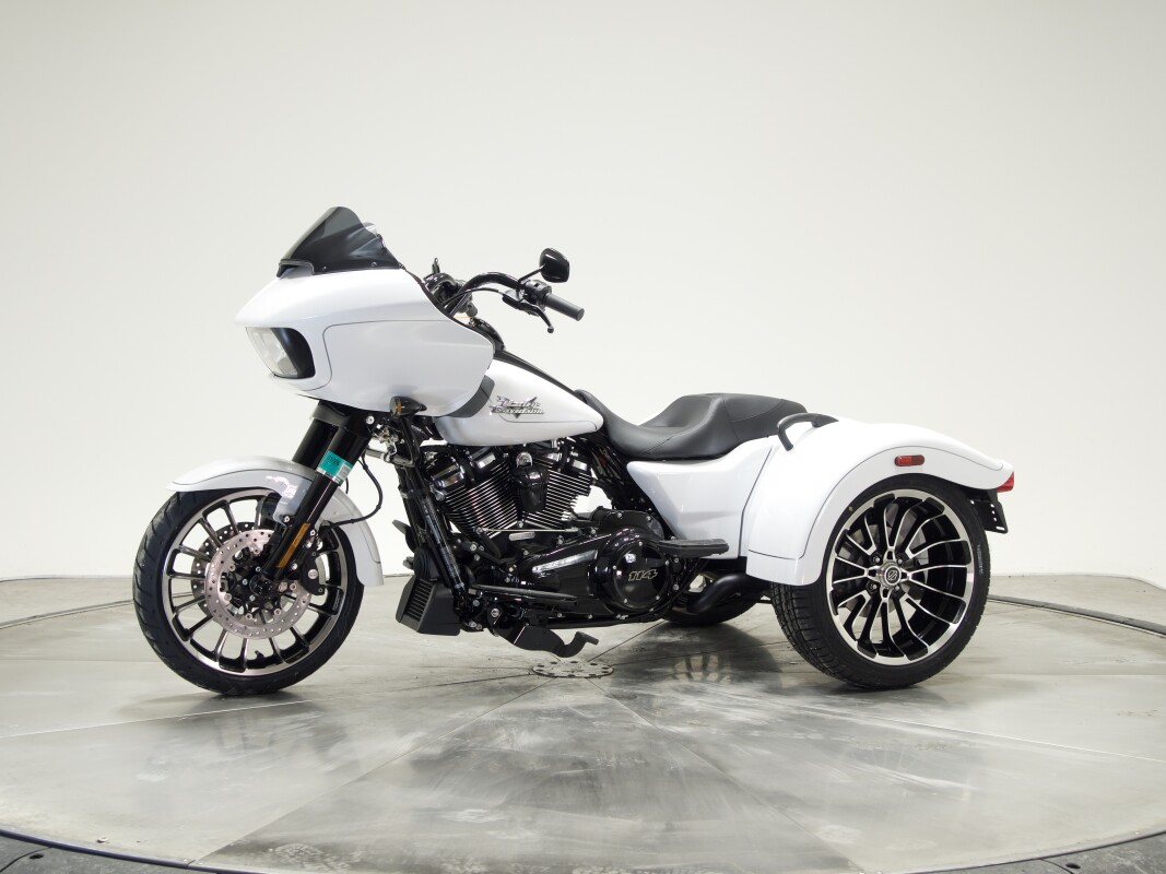 2025 Harley-Davidson FLTRT Road Glide 3 in White Onyx Pearl - Photo 10