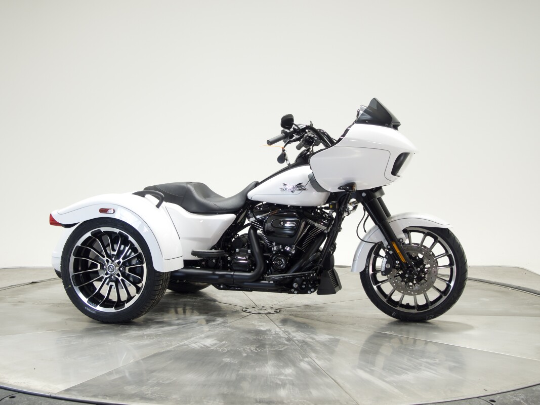 2025 Harley-Davidson FLTRT Road Glide 3 in White Onyx Pearl - Photo 2
