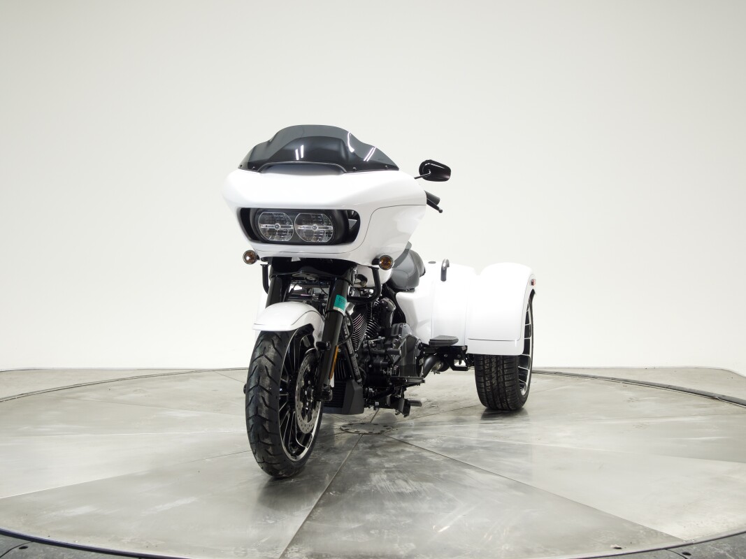 2025 Harley-Davidson FLTRT Road Glide 3 in White Onyx Pearl - Photo 7