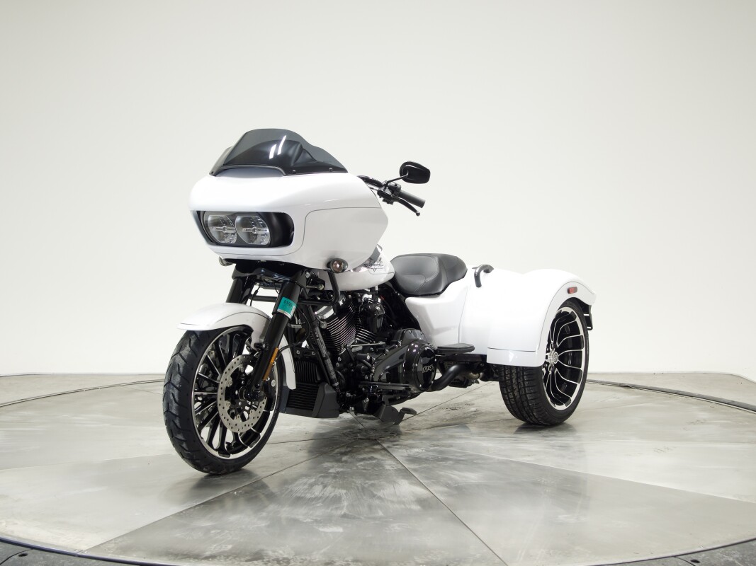 2025 Harley-Davidson FLTRT Road Glide 3 in White Onyx Pearl - Photo 8