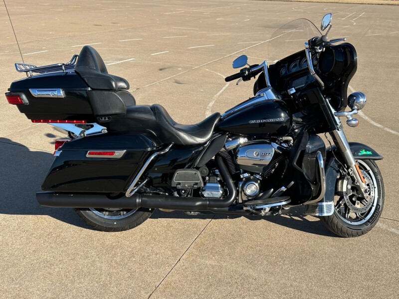 2018 Harley-Davidson<sup>®</sup> Ultra Limited Vivid Black