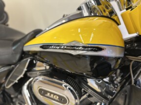 2012 Harley-Davidson<sup>®</sup> CVO™ Ultra Classic® Electra Glide® CRY CITRON/DUST thumb 0