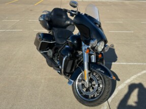 2018 Harley-Davidson<sup>®</sup> Ultra Limited Vivid Black thumb 3