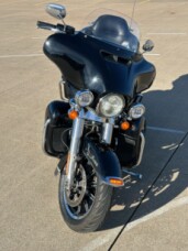 2018 Harley-Davidson<sup>®</sup> Ultra Limited Vivid Black thumb 2