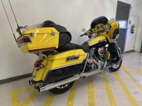 2012 Harley-Davidson<sup>®</sup> CVO™ Ultra Classic® Electra Glide® CRY CITRON/DUST thumb 2