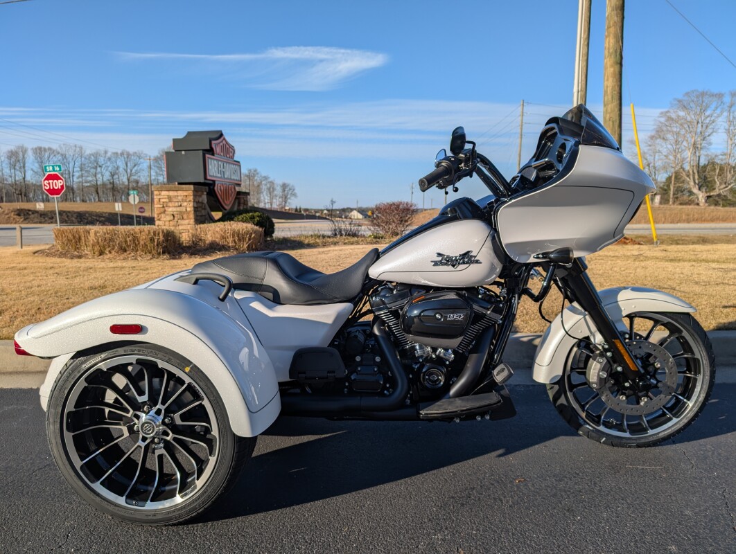 2025 Harley-Davidson® Road Glide® 3 White Onyx Pearl | Great South