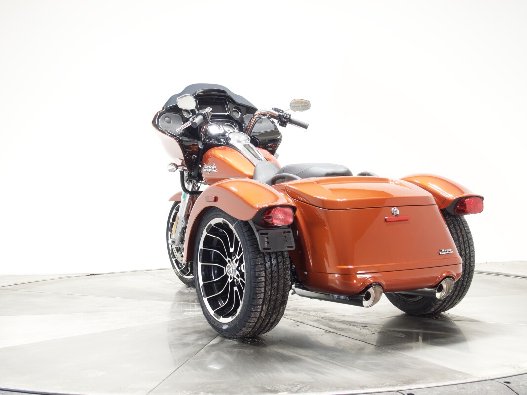 2025 Harley-Davidson FLTRT Road Glide 3 in Whiskey Fire - Photo 10