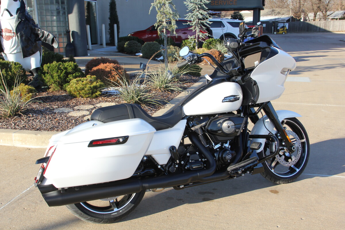 2025 Harley-Davidson Road Glide White Onyx Pearl - Black Finish - Photo 5
