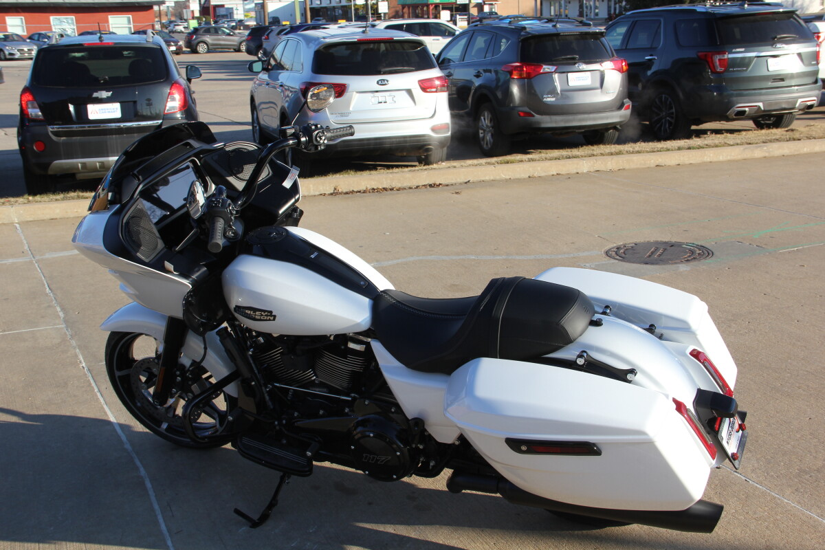 2025 Harley-Davidson Road Glide White Onyx Pearl - Black Finish - Photo 7