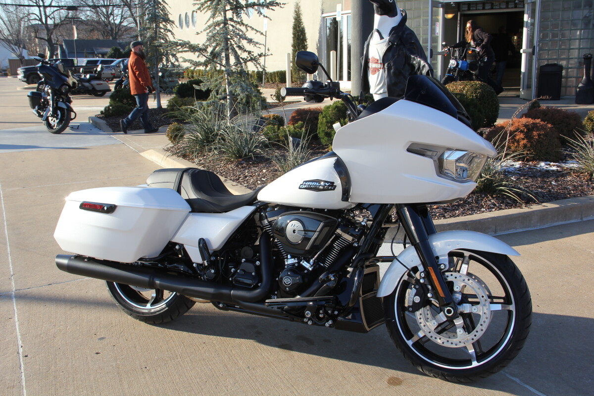 2025 Harley-Davidson Road Glide White Onyx Pearl - Black Finish - Photo 4
