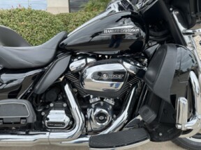 2018 Harley-Davidson® Electra Glide® Ultra Classic® Vivid Black thumb 3
